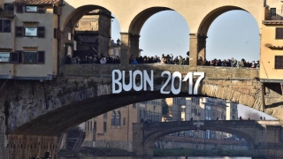 Ιταλία: Πρόστιμο σε Ελληνίδα γιατί προσπάθησε να γράψει με μαρκαδόρο πάνω σε ιστορική γέφυρα