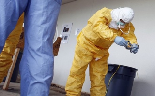 Aνησυχία στην Αμερική: Νοσοκόμα κόλλησε Έμπολα αν και φορούσε ειδική στολή