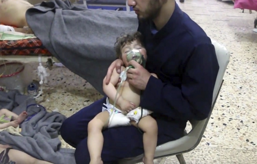 Τα χημικά και οι πύραυλοι που… κανείς δεν έριξε στη Συρία θέρισαν πάλι εκατοντάδες ζωές