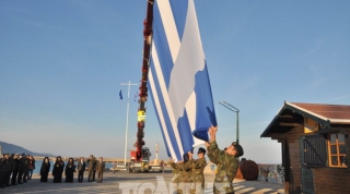 Υψώθηκε για δεύτερη χρονιά η 150τ.μ. ελληνική σημαία στο λιμάνι της Χίου! (ΦΩΤΟ&amp;ΒΙΝΤΕΟ)