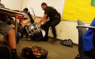 Βίντεο - σοκ! Αστυνομικός χτυπά με μανία μαύρη μαθήτρια μέσα στη σχολική αίθουσα