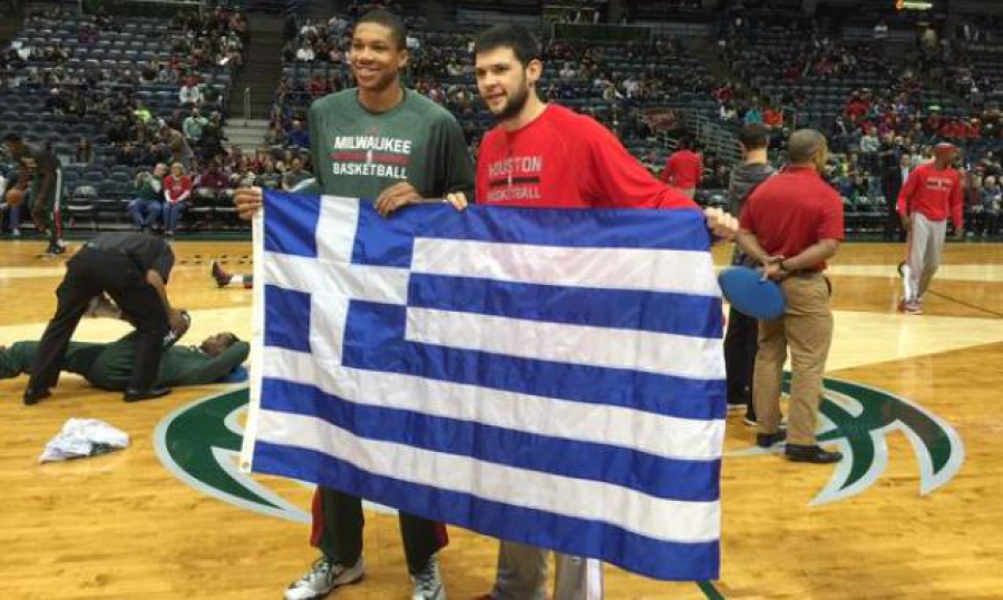 ΠΡΙΝ ΑΠΟ ΛΙΓΟ:Γιάννης και «Παπ» με την ελληνική σημαία στο NBA