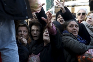 Η Ελλάδα ικέτις! Οι ουρές της κρίσης είναι εδώ και κάνουν τον γύρο του κόσμου! ΦΩΤΟ