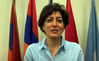 H πρόεδρος της Εθνικής Αρμενικης Επιτροπής κα Χριψιμέ Χαρουτιουνιάν  στον Δημ. Φιλιππίδη/Hellas FM Νέας Υόρκης