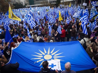 Λαοθάλασσα στο συλλαλητήριο για την Μακεδονία - Με προβοκάτσια προσπαθούν να διώξουν τον κόσμο