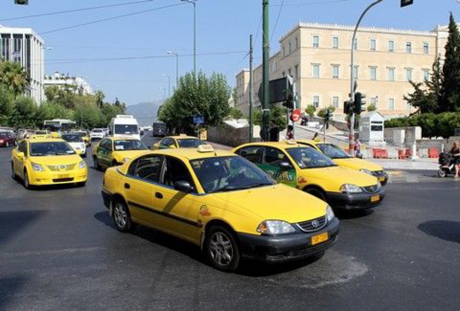 ΣΟΚ! Ταξιτζήδες ΠΛΑΚΩΝΟΝΤΑΙ στο ΞΥΛΟ για Πελάτες! (Προσοχή Σκληρό ΒΙΝΤΕΟ)