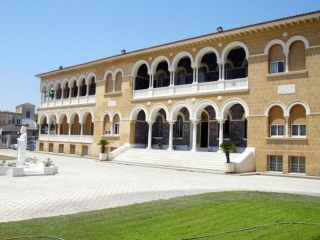 Κύπρος: Τι συμφώνησαν Κράτος και Εκκλησία για μισθούς και περιουσία