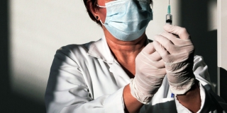 «Εχετε μαύρα μεσάνυχτα» -Νοσηλεύτρια με ανάρτησή της «γκρεμίζει» τις ψεκασμένες θεωρίες συνωμοσίας για τα εμβόλια