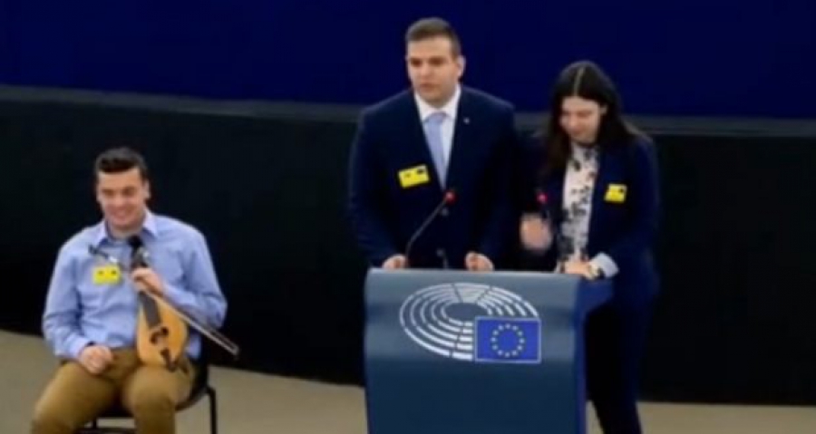 Κρητικός μαθητής έπαιξε λύρα μέσα στο Ευρωκοινοβούλιο!- Η παρέμβαση για την Ελλάδα της κρίσης (βίντεο)
