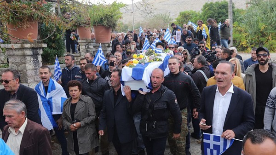 Ράγισαν καρδιές στην κηδεία Κατσίφα - Πάνω από 3000 άνθρωποι στις Βουλιαράτες