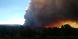 Μεγάλη φωτιά στην Εύβοια-Εκκενώθηκε η Μονή Μακρυμάλλης, καπνός μέχρι την Αττική  Πηγή: iefimerida.gr - https://www.iefimerida.gr/ellada/fotia-stin-eyboia-ekkenothike-i-moni-makrymalli