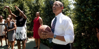 120.000 δολάρια «έπιασε» σε δημοπρασία η φανέλα που έπαιζε μπάσκετ ο Μπαράκ Ομπάμα στο σχολείο