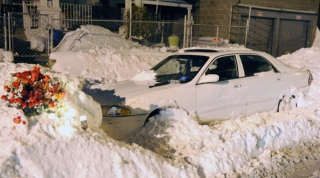 Τραγικό: Μητέρα και μωρό πέθαναν στο αμάξι περιμένοντας τον πατέρα που φτυάριζε χιόνι