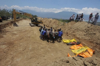 Κοινός τάφος για τα εκατοντάδες θύματα του φονικού σεισμού στην Ινδονησία