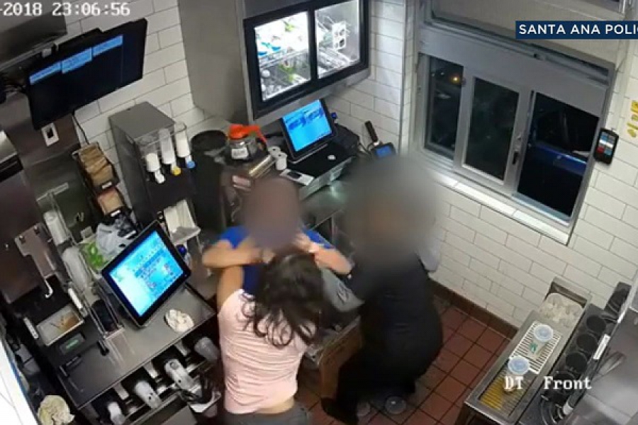 McDonalds: Επιτέθηκε σε υπάλληλο για το... κέτσαπ (VIDEO)