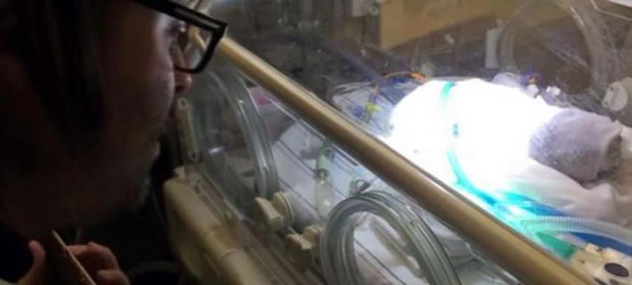 ΣΥΓΚΛΟΝΙΖΕΙ το ΒΙΝΤΕΟ:Το τελευταίο νανούρισμα του πατέρα στο νεογέννητο παιδί του λίγο πριν ξεψυχήσει