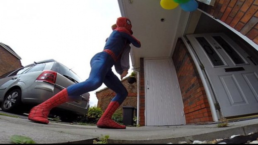 ΒΙΝΤΕΟ:Συγκινεί τον πλανήτη ο μπαμπάς Spiderman για τον καρκινοπαθή γιο του!