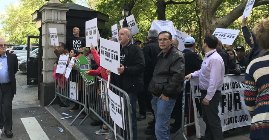 Νέα Υόρκη: Οι ομογενείς γουναράδες στην συγκέντρωση διαμαρτυρίας έξω από το Δημοτικό Συμβούλιο