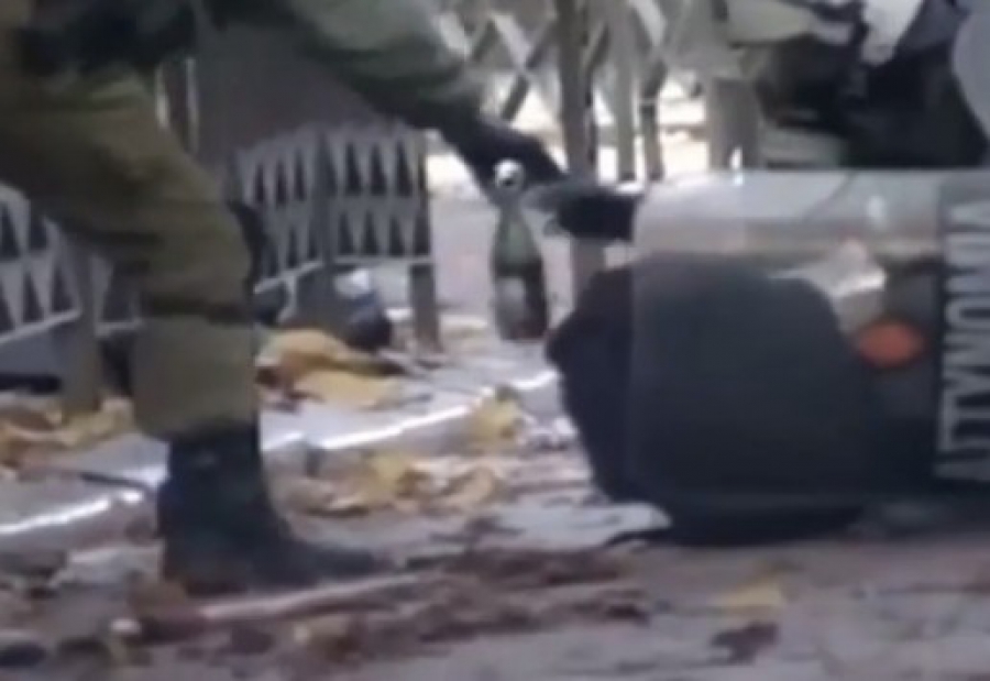 Σάλος με βίντεο όπου φαίνονται αστυνομικοί των ΜΑΤ να βάζουν μπουκάλι μέσα σε σακίδιο (ΒΙΝΤΕΟ)