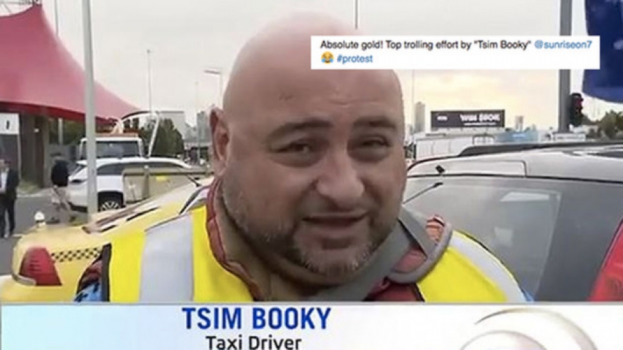 &quot;Ελληναράς&quot; ταξιτζής κοροϊδεύει δημοσιογράφο: Το όνομά μου είναι Tsim Booky