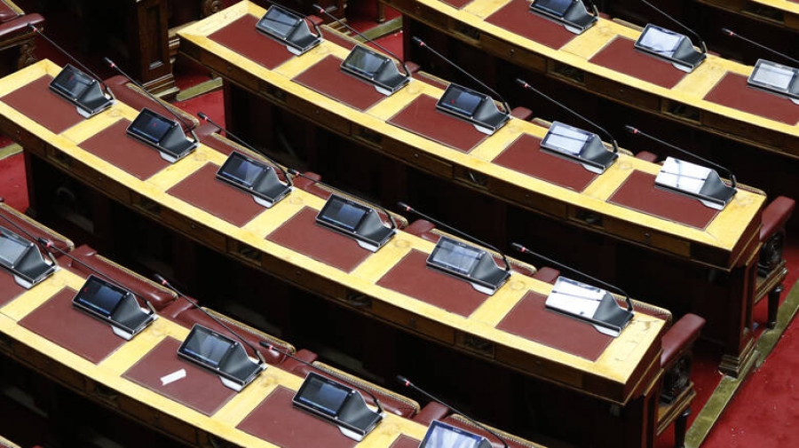 Κωμωδία στην Βουλή με 150 ψήφους, απουσίες και υπερψηφίσεις... κατά λάθος