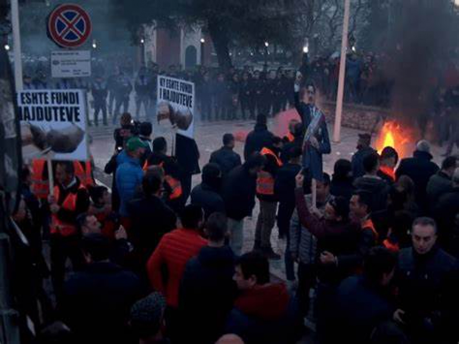 Επεισόδια στα Τίρανα με εκατοντάδες διαδηλωτές