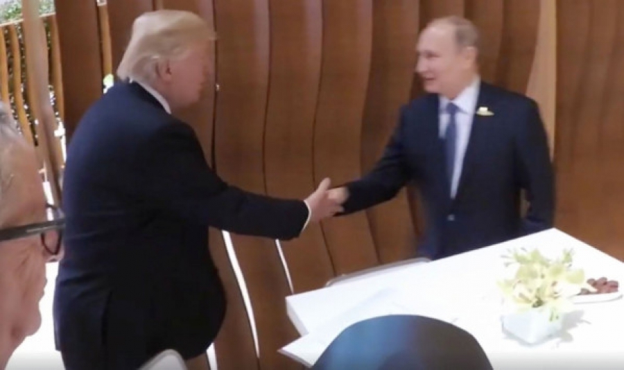 Η πρώτη χειραψία Τραμπ-Πούτιν -Θερμή, με χαμόγελα και χτυπήματα στην πλάτη