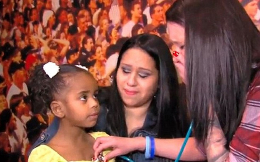 ΣΥΓΚΛΟΝΙΖΕΙ το ΒΙΝΤΕΟ: Μητέρα ακούει την καρδιά του νεκρού γιου της στο σώμα του κοριτσιού στο οποίο μεταμοσχεύθηκε