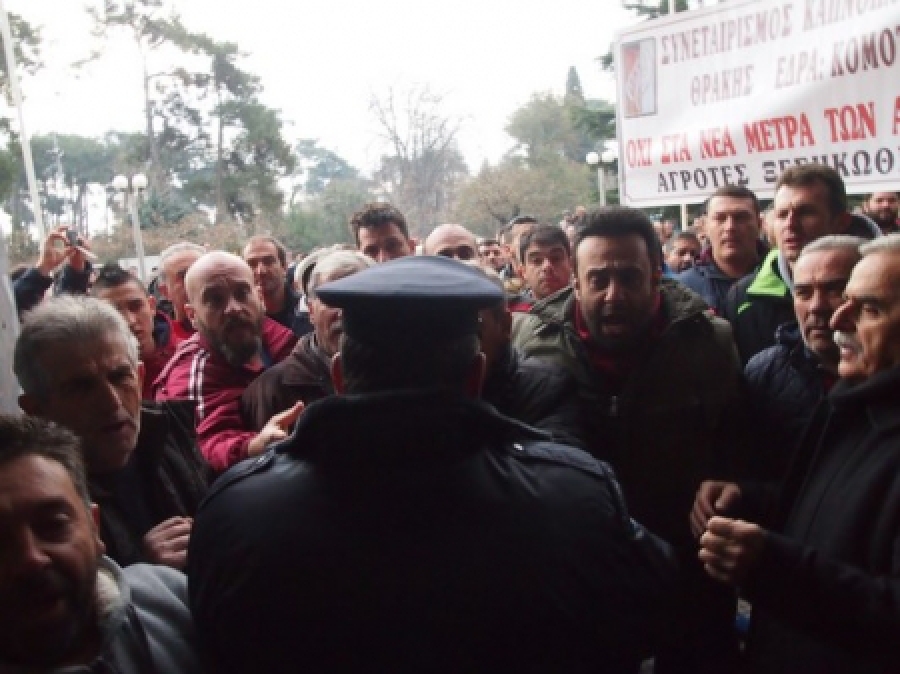 Έφυγε από το “μαντρί” ο ΜΑΤατζής και τον φάγανε… οι αγρότες! Άγριο ξύλο σε αστυνομικό που άπλωσε… πόδι σε αγρότη στην Κομοτηνή! Το ΒΙΝΤΕΟ που δεν πρόσεξε κανείς!