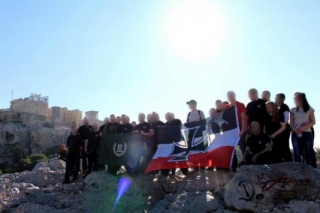 Ξεδιαντροπη πρόκληση! Η Ναζιστική σημαία στην Ακρόπολη!