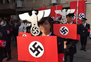 Διεθνής κατακραυγή: Μαθητές παρελαύνουν ντυμένοι με στολές των Ναζί