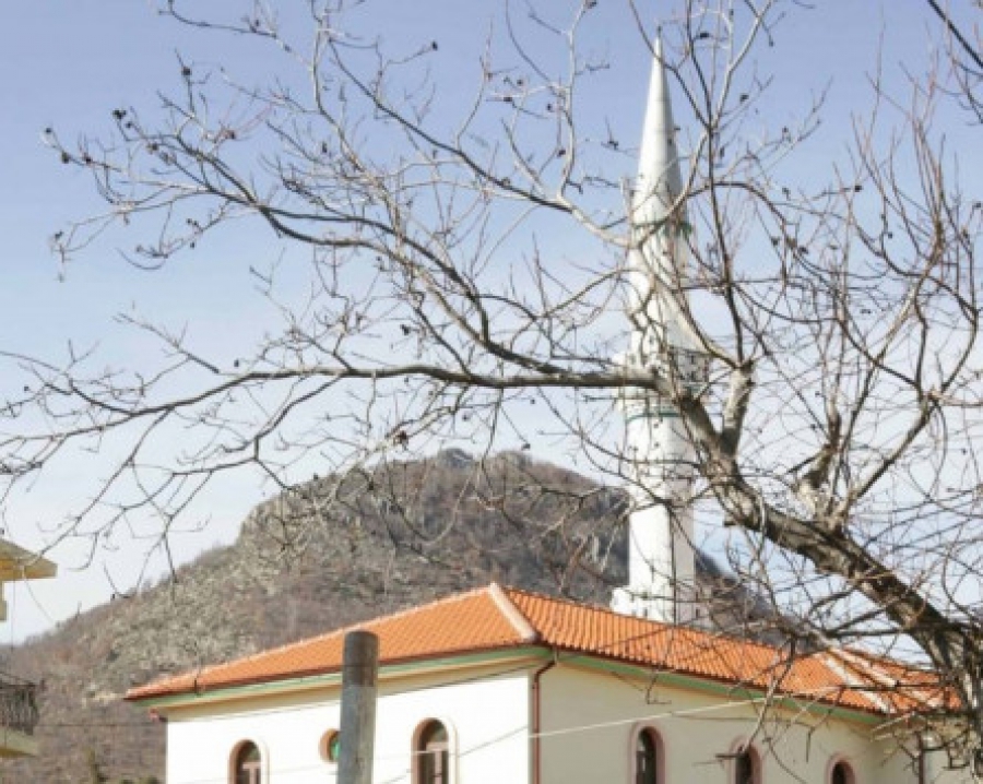Ξάνθη: Ο ιμάμης τρελάθηκε - Διέκοψε την προσευχή και πλακώθηκε στο ξύλο με μικρό παιδί!