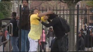 BINTEO:Βαλτιμόρη: Έκανε &quot;τουλούμι&quot; στο ξύλο τον γιο της γιατί συμμετείχε στα επεισόδια