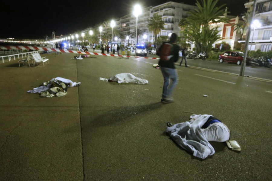 Γαλλία: Τρόμος και αίμα στη Νίκαια! Φορτηγό έπεσε πάνω σε πλήθος κόσμου! Δεκάδες νεκροί - Άνθρωποι κείτονται νεκροί στη μέση του δρόμου