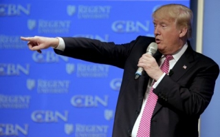 Χαμός στο Twitter από τη δήλωση Τραμπ ότι αγαπά τους αμόρφωτους