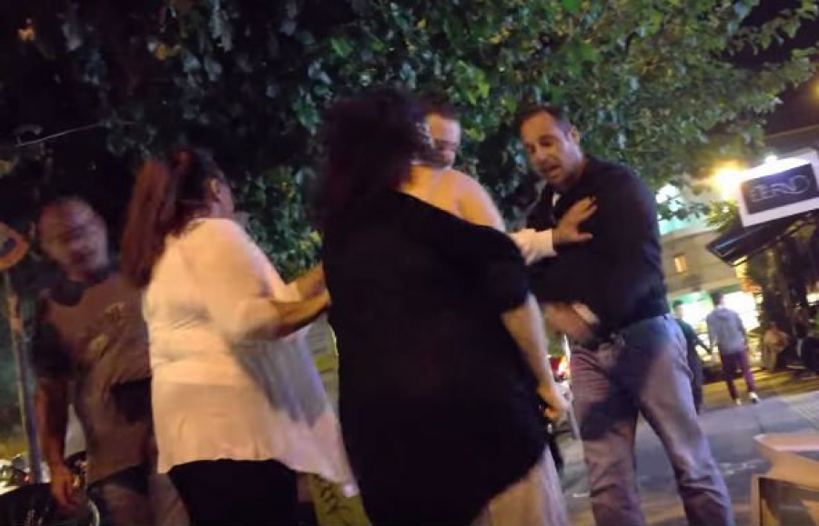 TO BINTEO THΣ ΧΡΟΝΙΑΣ!!   Άγριος καβγάς και ξύλο . Γυναίκες VS ταρίφες ταξιτζήδες.