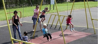 ΣΟΚΑΡΙΣΤΙΚΟ: Μητέρα έκανε κούνια στην παιδική χαρά με το νεκρό παιδί της…