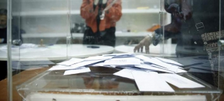 Public Issue: Στις 15,5 μονάδες η διαφορά ΝΔ-ΣΥΡΙΖΑ -Εδρες, σενάρια  Πηγή: Public Issue: Στις 15,5 μονάδες η διαφορά ΝΔ-ΣΥΡΙΖΑ -Εδρες, σενάρια