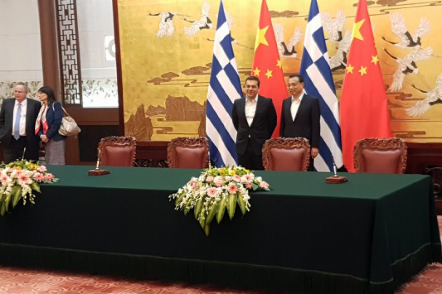 Ο Τσίπρας έβγαλε τις... γραβάτες των Κινέζων! Εντυπωσιακές φωτό από την υποδοχή στο Πεκίνο