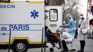 Θερίζει ο κορονοϊός στη Γαλλία: 987 νεκροί σε διάστημα 24 ωρών, μεταξύ αυτών ένα παιδί