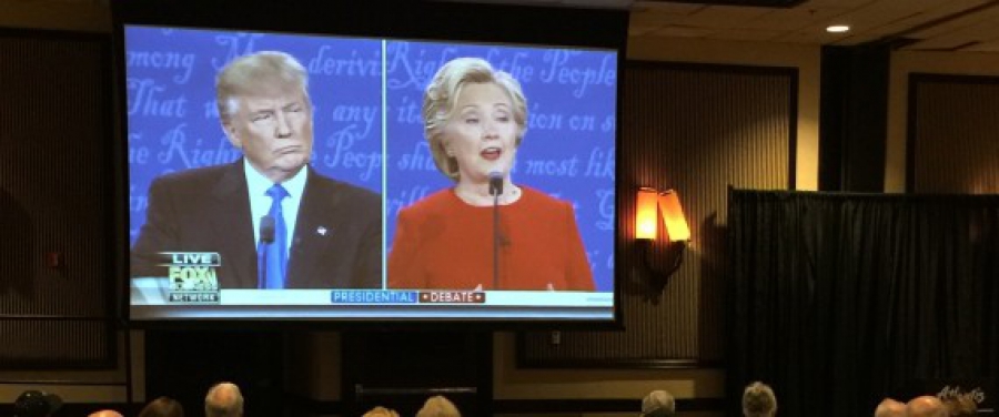 Πώς ο Τραμπ κατάφερε να ρίξει την Κλίντον μαζί του στον «βούρκο»