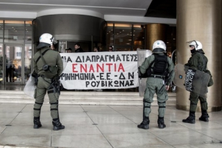 Ο Ρουβίκωνας απειλεί: Θέλουμε να γίνουμε πολύ πιο επικίνδυνοι – Το ένοπλο κομμάτι είναι κομμάτι του κινήματος