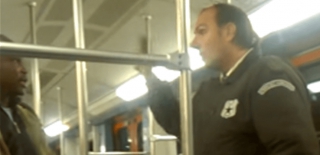 Σεκιουριτάς του ΗΣΑΠ τραμπουκίζει επιβάτη αφρικανικής καταγωγής – παίρνει αυτό που του αξίζει [VIDEO]