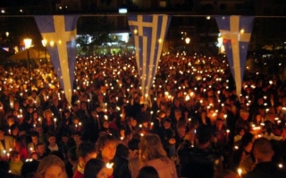 Πάσχα στην Ελλάδα: Ανάσταση σε νεκροταφία, αλογοδρομίες και αυγομαχίες