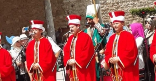 Θεσσαλονίκη: Οθωμανικά εμβατήρια μπροστά από εκκλησία!