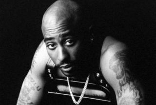 Ανατροπή! Ο δολοφονημένος ράπερ Tupac είναι ζωντανός; &quot;Σκηνοθέτησε τον θάνατό του&quot;