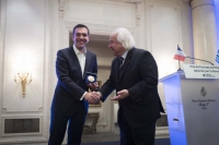 Τσίπρας: Παραλαμβάνω το βραβείο «Πολιτικού σθένους» στο όνομα του ελληνικού λαού