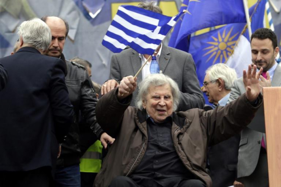 Λάβρος Μίκης Θεοδωράκης για το Σκοπιανό: Υποχώρηση στο όνομα είναι πράξη εθνικής μειοδοσίας – Ζητά δημοψήφισμα