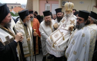 Περιέφεραν καθιστό τον νεκρό Μητροπολίτη!