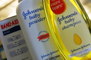 Johnson &amp; Johnson: &#039;Καμπάνα&#039; 72 εκατ. δολαρίων λόγω θανάτου από καρκίνο